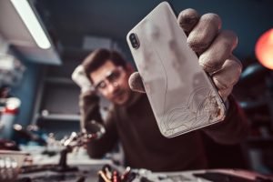 <strong>Ultimate Guide to Fixing a Cracked iPhone Screen Yourself (or Knowing When to Call a Pro)</strong>